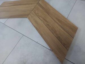 Drewno RUSTIC HONEY chevron prawy/lewy rektyfikowane MATT 9,5X60 gat I